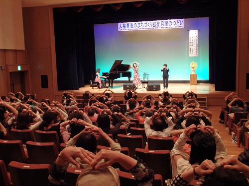 「ごんべんさんのあかちゃん」の曲にあわせて、手遊び